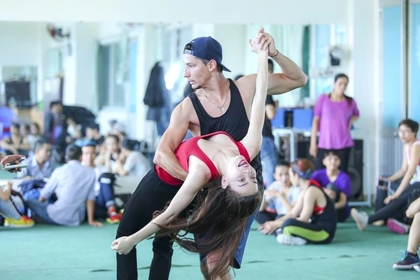 Hồ Ngọc Hà tập luyện cùng biên đạo múa của Britney Spears 4