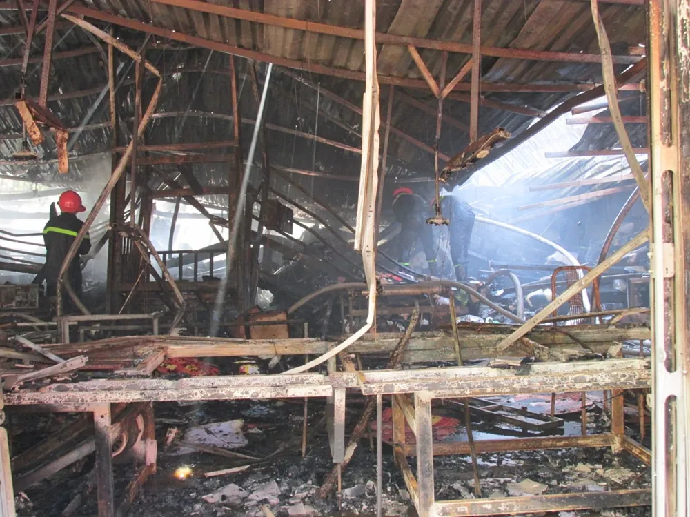 TP.HCM: Công ty giấy bùng cháy dữ dội ảnh 4