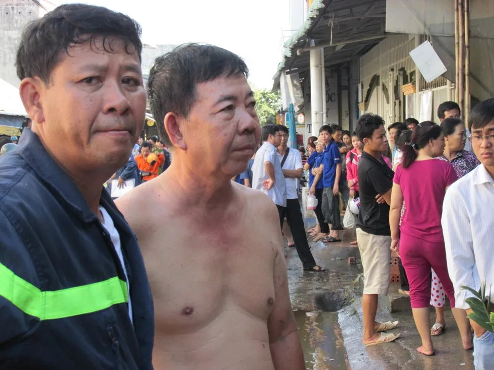 TP.HCM: Công ty giấy bùng cháy dữ dội ảnh 6