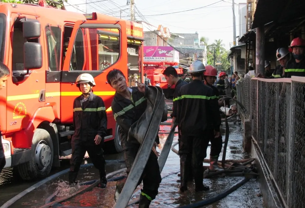 TP.HCM: Công ty giấy bùng cháy dữ dội ảnh 1