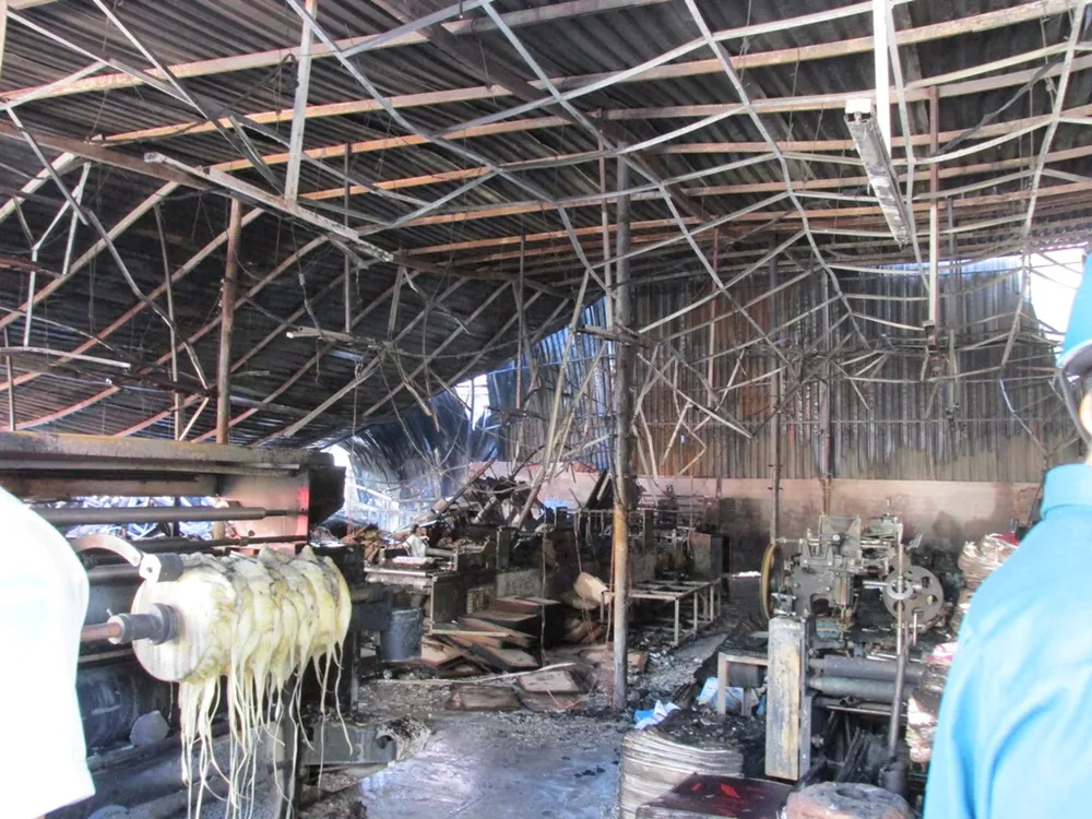 TP.HCM: Công ty giấy bùng cháy dữ dội ảnh 5