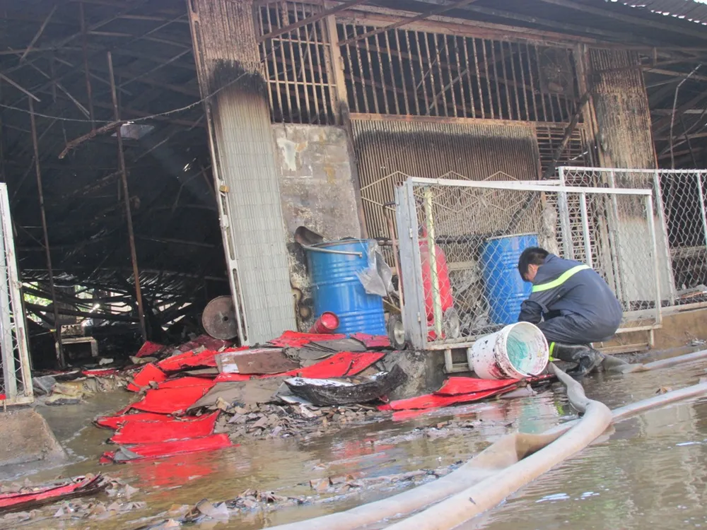 TP.HCM: Công ty giấy bùng cháy dữ dội ảnh 3