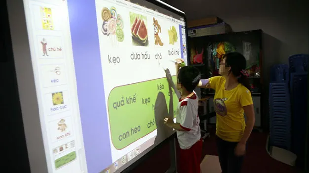 Theo nhiều giáo viên, việc sử dụng bảng tương tác cho học sinh mầm non có những hạn chế như độ lóa sáng của bảng có thể ảnh hưởng đối với mắt các em - Ảnh tư liệu trong bài"Ôm nợ" với bảng tương tác. Theo nhiều giáo viên, việc sử dụng bảng tương tác cho học sinh mầm non có những hạn chế như độ lóa sáng của bảng có thể ảnh hưởng đối với mắt các em - Ảnh tư liệu trong bài"Ôm nợ" với bảng tương tác.