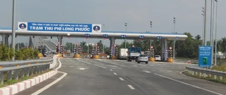 Nhân viên thu phí xinh đẹp xin… rác trên đường cao tốc ảnh 1