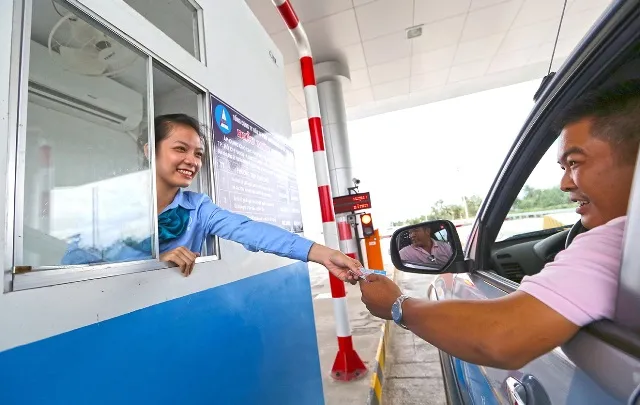 Nhân viên thu phí xinh đẹp xin… rác trên đường cao tốc ảnh 2