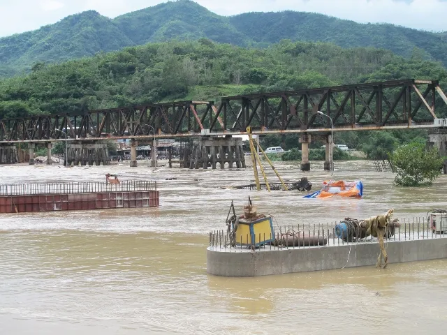 Chùm ảnh nhà sập, đường sá ngổn ngang sau bão số 4 ảnh 6 Chùm ảnh nhà sập, đường sá ngổn ngang sau bão số 4 ảnh 6