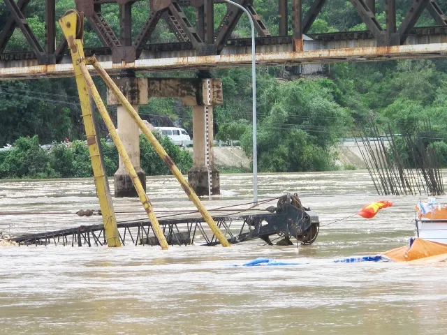 Chùm ảnh nhà sập, đường sá ngổn ngang sau bão số 4 ảnh 7 Chùm ảnh nhà sập, đường sá ngổn ngang sau bão số 4 ảnh 7