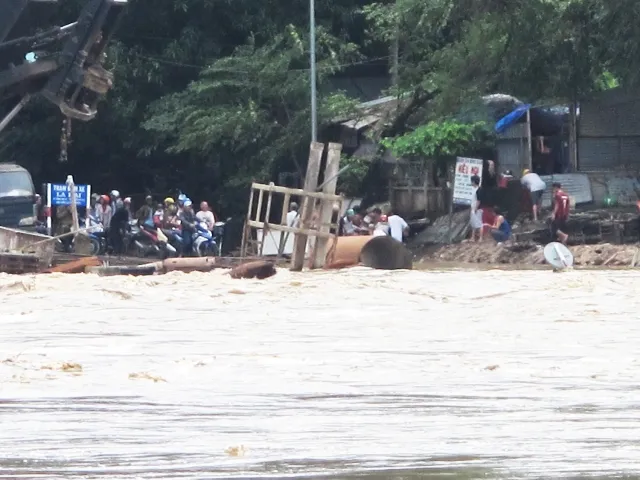 Chùm ảnh nhà sập, đường sá ngổn ngang sau bão số 4 ảnh 8 Chùm ảnh nhà sập, đường sá ngổn ngang sau bão số 4 ảnh 8