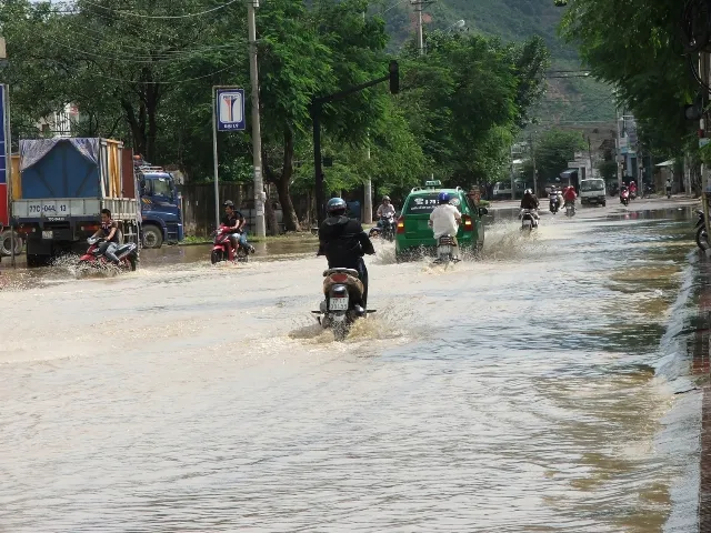 Chùm ảnh nhà sập, đường sá ngổn ngang sau bão số 4 ảnh 5 Chùm ảnh nhà sập, đường sá ngổn ngang sau bão số 4 ảnh 5