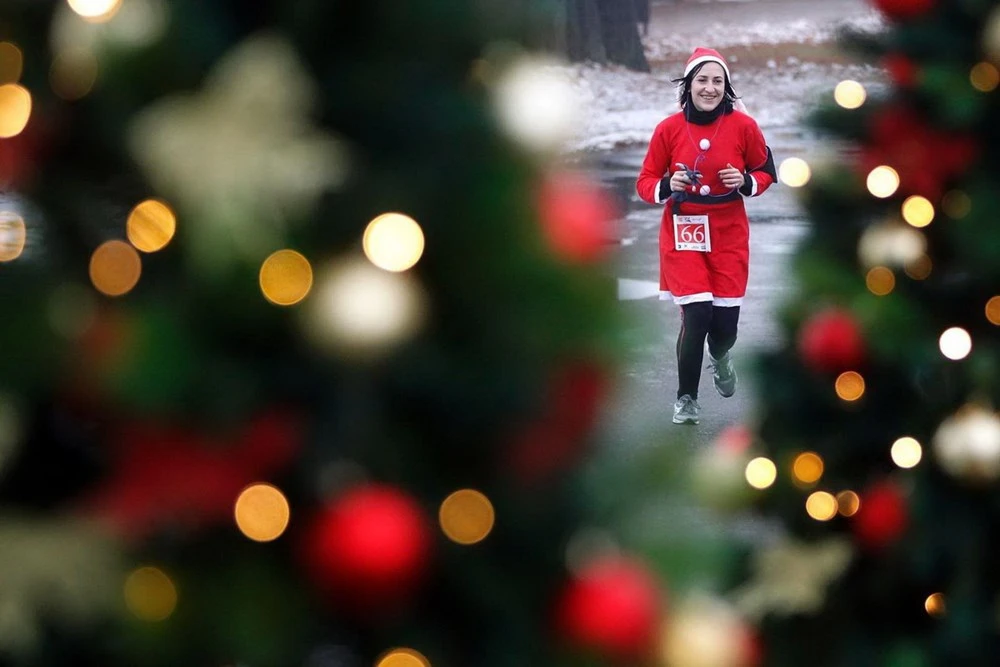 Độc đáo cuộc thi chạy của các ông già Noel khắp thế giới ảnh 13