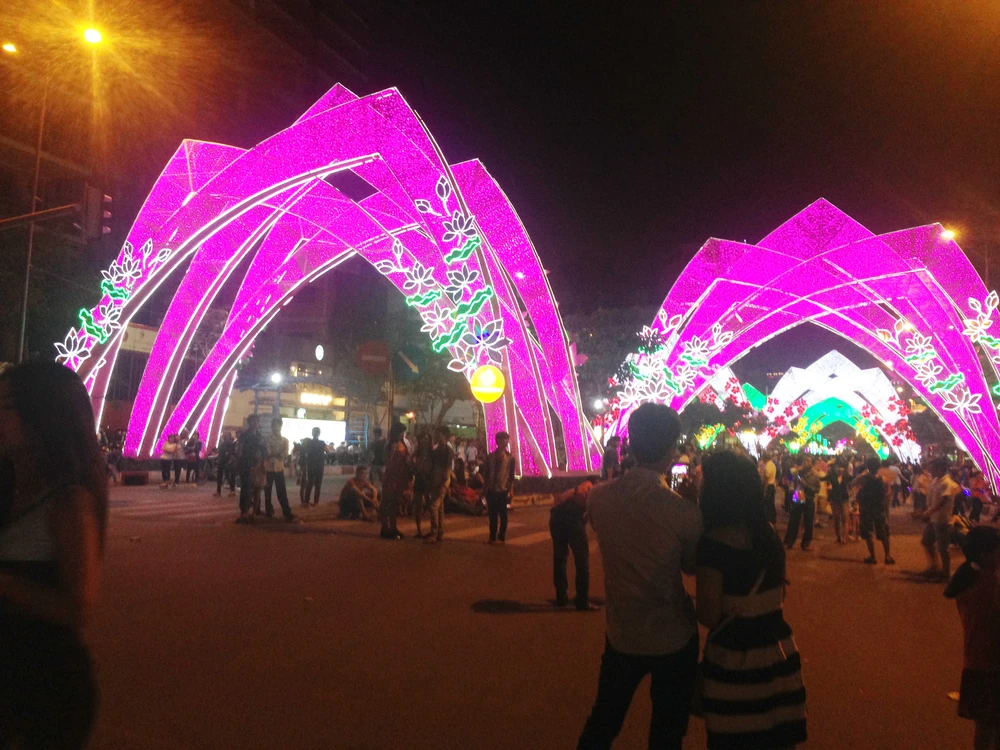 Dòng người đổ về trung tâm Sài Gòn xem pháo hoa ảnh 9