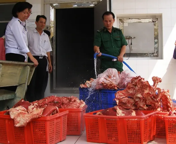 Tiêu hủy 840 kg thịt bò bơm nước ảnh 1 Tiêu hủy 840 kg thịt bò bơm nước ảnh 1