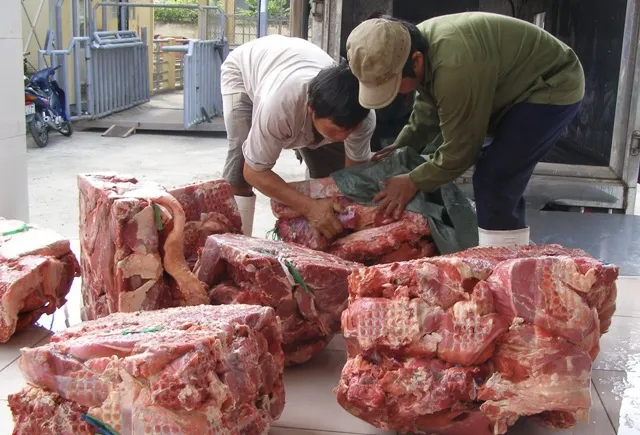 Tiêu hủy 840 kg thịt bò bơm nước ảnh 2 Tiêu hủy 840 kg thịt bò bơm nước ảnh 2
