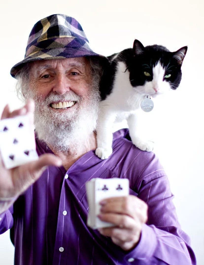 Paul Fegentrước đây từng là một triệu phú. Hiện nay, ở tuổi 78 ông trở thành một nhà ảo thuật. Paul Fegen đã trở nên trắng taysau khi bị phá sản ở tuổi 66. Nguồn thu nhập chính bây giờ của ông là số tiền khiêm tốn mà ôngnhận được sau khi biểu diễnnhững màn ảo thuật với những lábài.