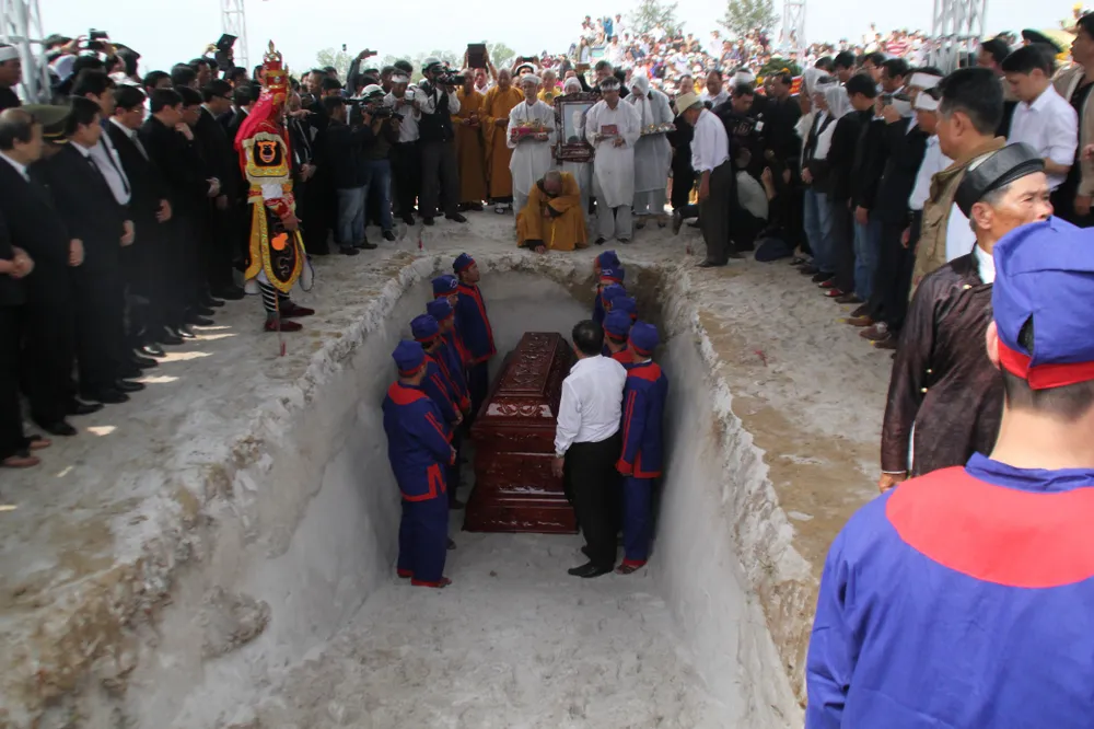 Hàng ngàn người dân Đà Nẵng tiễn đưa ông Nguyễn Bá Thanh trong nước mắt ảnh 30 Hàng ngàn người dân Đà Nẵng tiễn đưa ông Nguyễn Bá Thanh trong nước mắt ảnh 30