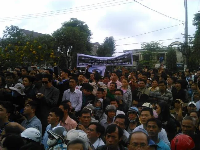 Hàng ngàn người dân Đà Nẵng tiễn đưa ông Nguyễn Bá Thanh trong nước mắt ảnh 13 Hàng ngàn người dân Đà Nẵng tiễn đưa ông Nguyễn Bá Thanh trong nước mắt ảnh 13
