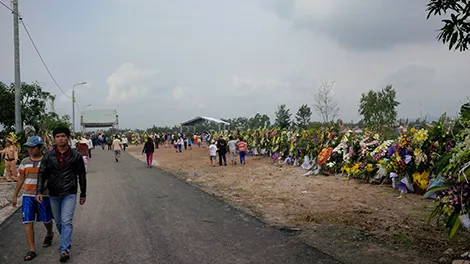 Hàng ngàn người dân Đà Nẵng tiễn đưa ông Nguyễn Bá Thanh trong nước mắt ảnh 5 Hàng ngàn người dân Đà Nẵng tiễn đưa ông Nguyễn Bá Thanh trong nước mắt ảnh 5