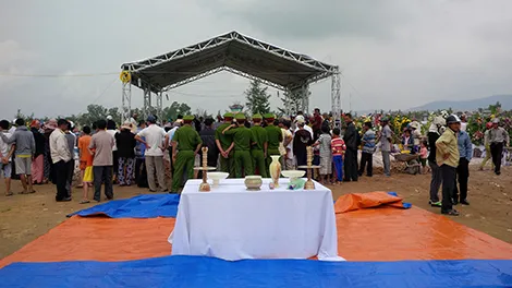 Hàng ngàn người dân Đà Nẵng tiễn đưa ông Nguyễn Bá Thanh trong nước mắt ảnh 1 Hàng ngàn người dân Đà Nẵng tiễn đưa ông Nguyễn Bá Thanh trong nước mắt ảnh 1