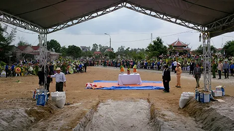 Hàng ngàn người dân Đà Nẵng tiễn đưa ông Nguyễn Bá Thanh trong nước mắt ảnh 23 Hàng ngàn người dân Đà Nẵng tiễn đưa ông Nguyễn Bá Thanh trong nước mắt ảnh 23