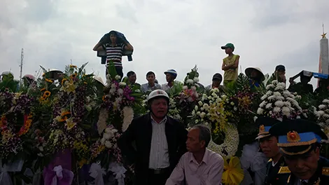 Hàng ngàn người dân Đà Nẵng tiễn đưa ông Nguyễn Bá Thanh trong nước mắt ảnh 22