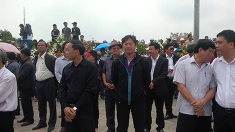 Hàng ngàn người dân Đà Nẵng tiễn đưa ông Nguyễn Bá Thanh trong nước mắt ảnh 29 Hàng ngàn người dân Đà Nẵng tiễn đưa ông Nguyễn Bá Thanh trong nước mắt ảnh 29