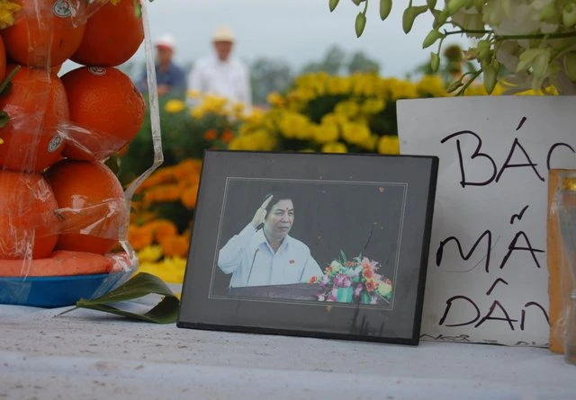 Mộ ông Nguyễn Bá Thanh được phủ đầy hoa ảnh 6