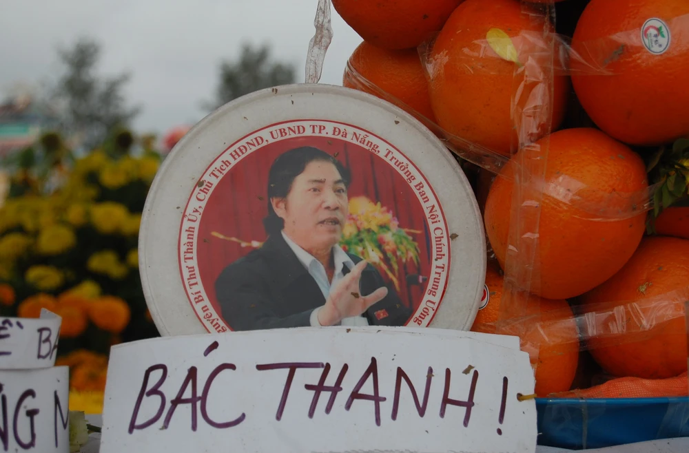 Mộ ông Nguyễn Bá Thanh được phủ đầy hoa ảnh 7