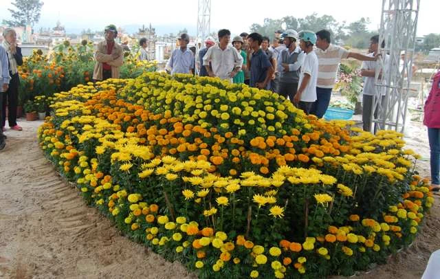 Mộ ông Nguyễn Bá Thanh được phủ đầy hoa ảnh 2