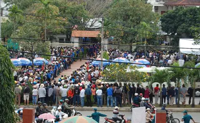 Hàng ngàn người dân Đà Nẵng tiễn đưa ông Nguyễn Bá Thanh trong nước mắt ảnh 7 Hàng ngàn người dân Đà Nẵng tiễn đưa ông Nguyễn Bá Thanh trong nước mắt ảnh 7