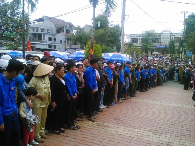Hàng ngàn người dân Đà Nẵng tiễn đưa ông Nguyễn Bá Thanh trong nước mắt ảnh 9 Hàng ngàn người dân Đà Nẵng tiễn đưa ông Nguyễn Bá Thanh trong nước mắt ảnh 9