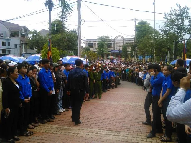 Hàng ngàn người dân Đà Nẵng tiễn đưa ông Nguyễn Bá Thanh trong nước mắt ảnh 10 Hàng ngàn người dân Đà Nẵng tiễn đưa ông Nguyễn Bá Thanh trong nước mắt ảnh 10