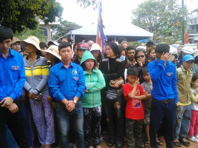 Hàng ngàn người dân Đà Nẵng tiễn đưa ông Nguyễn Bá Thanh trong nước mắt ảnh 11 Hàng ngàn người dân Đà Nẵng tiễn đưa ông Nguyễn Bá Thanh trong nước mắt ảnh 11