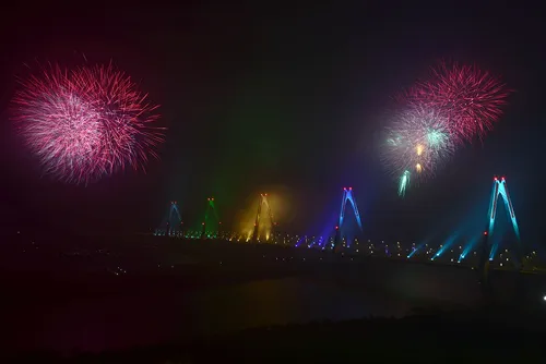 Pháo hoa đẹp lung linh trong thời khắc giao thừa - 2