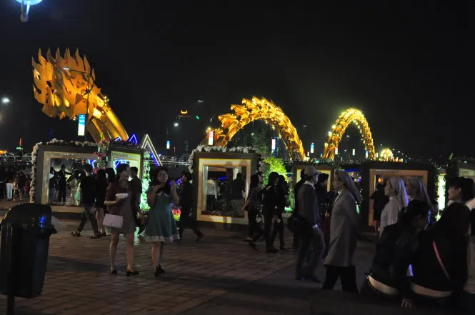 Người dân TP Đà Nẵng đón giao thừa khá trầm lắng so với mọi năm - Ảnh: Tấn Vũ