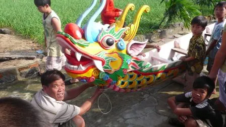 Ngư dân sửa thuyền để dự lễ hội đua thuyền đầu năm mới ảnh 1