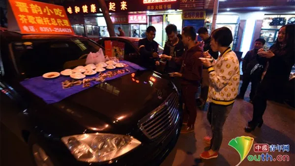 Thiếu gia lái Mercedes bán... quà vặt ảnh 5