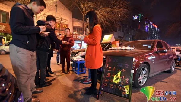 Thiếu gia lái Mercedes bán... quà vặt ảnh 7