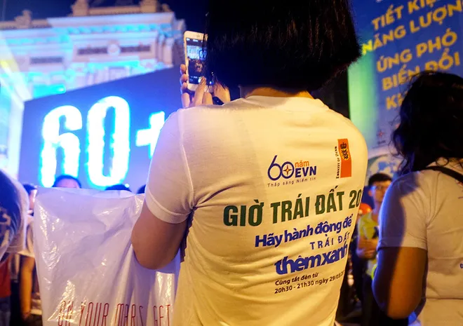 Hà Nội tắt đèn sớm hưởng ứng Giờ Trái đất ảnh 2