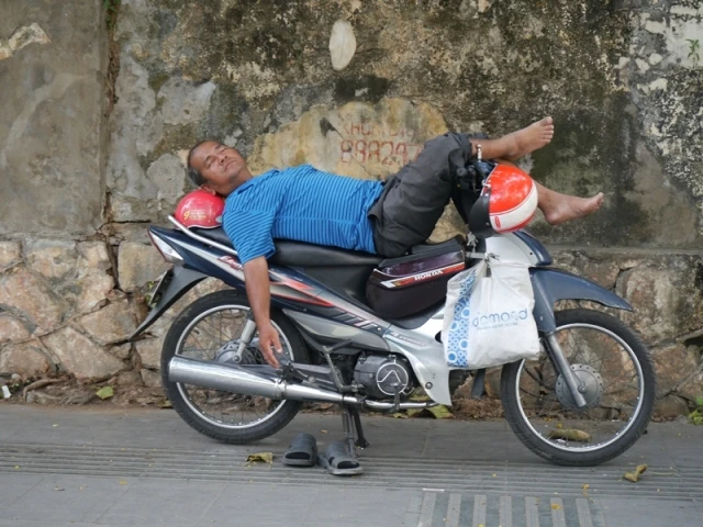 Người Sài Gòn chật vật trốn nắng ảnh 5