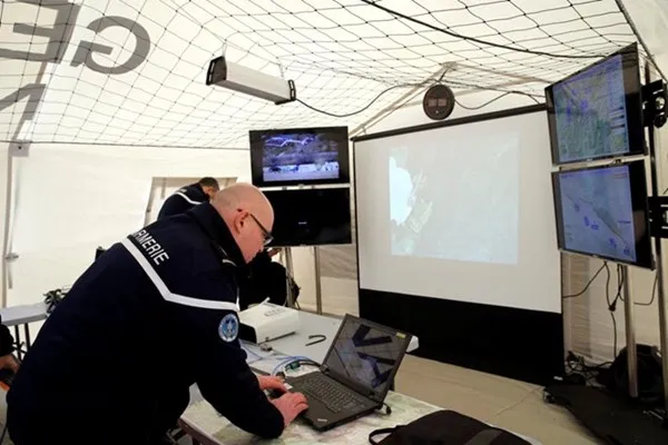 Cận cảnh công việc của các điều tra viên tại hiện trường Airbus A320 ảnh 12