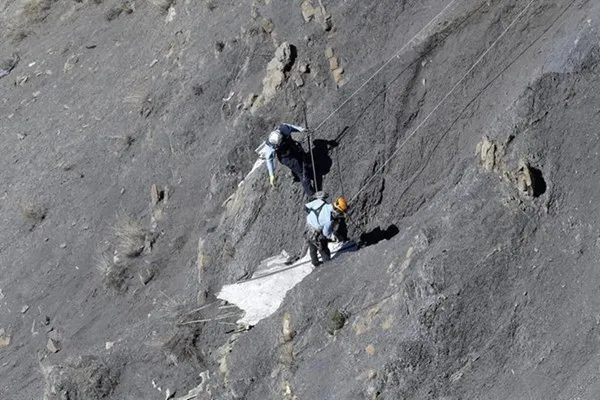 Cận cảnh công việc của các điều tra viên tại hiện trường Airbus A320 ảnh 2