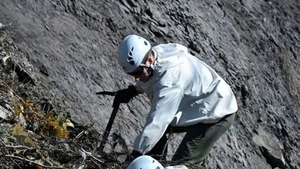 Cận cảnh công việc của các điều tra viên tại hiện trường Airbus A320 ảnh 5