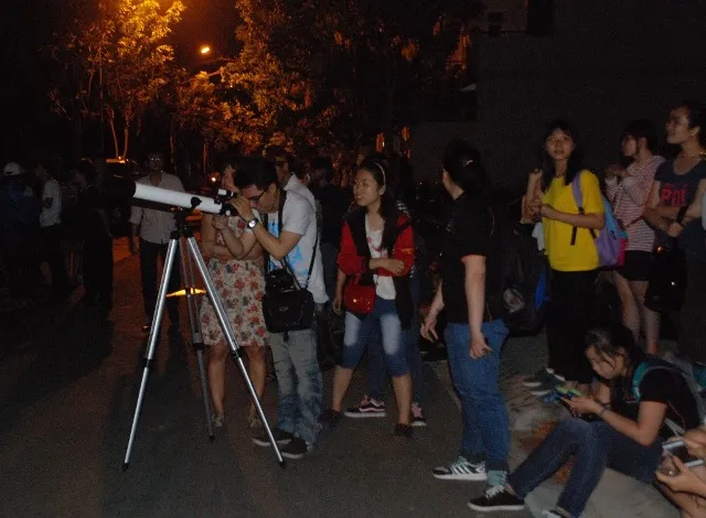 Người dân háo hức xem “gấu ăn trăng” ảnh 5