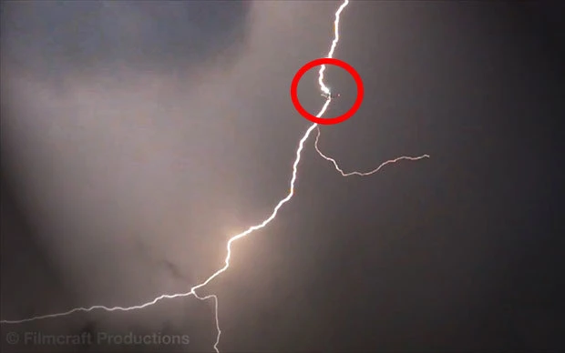 Máy bay bị sét đánh trúng trong đoạn video của Owen Craft Ảnh: Telegraph