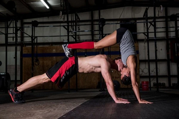 Chụp ảnh cưới trong tư thế "khó đỡ" ảnh 1