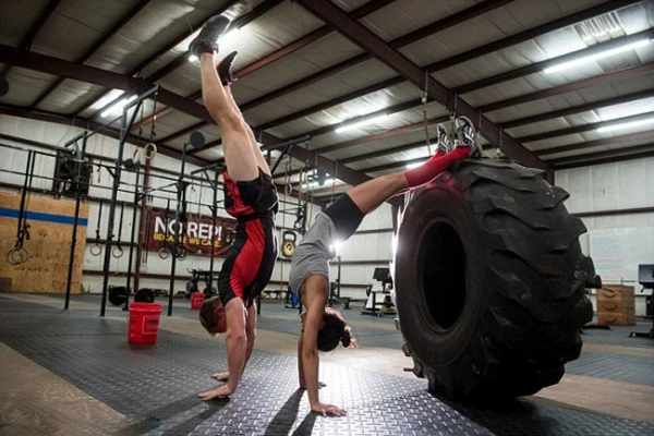 Chụp ảnh cưới trong tư thế "khó đỡ" ảnh 7