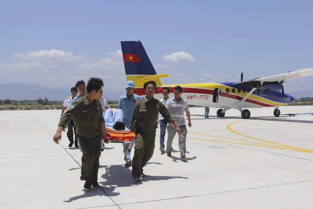Điều thủy phi cơ đưa bệnh nhân ở Trường Sa vào đất liền ảnh 1