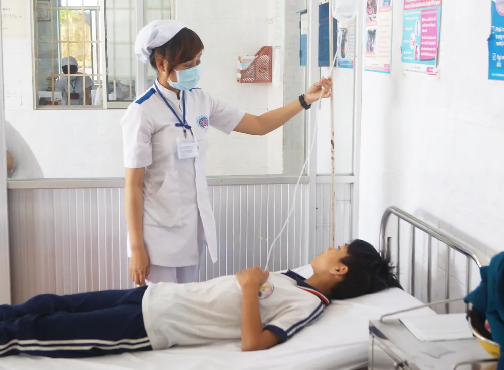 15 học sinh đau bụng, buồn nôn sau bữa cơm trưa ảnh 1