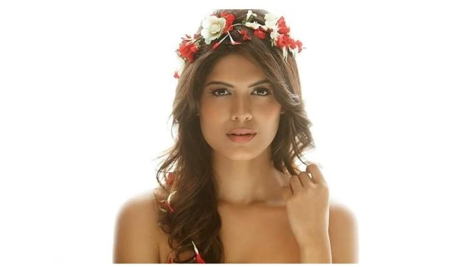 Xếp vị trí thứ 3 là Hoa hậu Liên lục địa 2014 Asha Bhat đến từ Ấn Độ