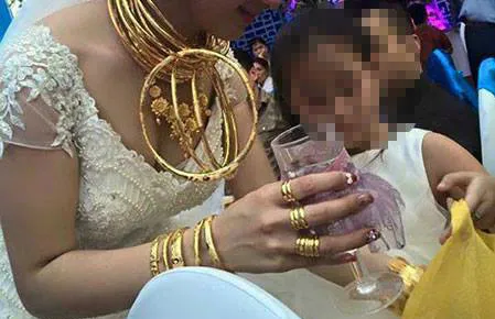Vàng cũng kín cả tay cô dâu. 11160214-1418881435087122-1241-9028-9861
